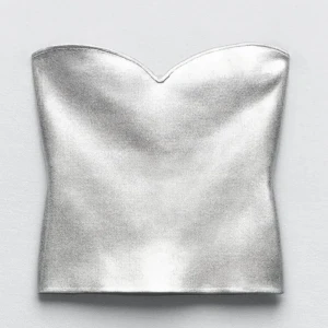 Topp - En så fin topp ifrån zara! Köptes på plick men tyvärr så var den lite för liten för mig, så fortfarande prislappen kvar så den är dom helt ny! En väldigt eftertraktad topp som är helt slutsåld på zara!🩷 Köp via köp nu!