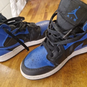 Nike air jordan - Snygga skor i mycket bra skick. Blå/svarta. Använda endast ett fåtal gånger. Katt finns i hemmet. 554725-077 