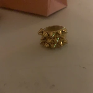 Edblad ring  - Säljer min Edblad ring pga att jag vill ha en i silver istället.  Storlek 17,5 mm  Aldrig använd.