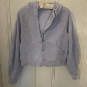 Lululemon half-zip ”Scuba Hoodie” i ljusblå - Jättesnygg lululemon sportshoodie med dragkedja. Heter ”Scuba hoodie” och är i en jättefin slutsåld ljusblå 🤍 Strl. XS/S passar M/L. Jättefint skick, bara använt ett fåtal gånger, säljer pga jag har liknande. Nypris 1399kr. 💌