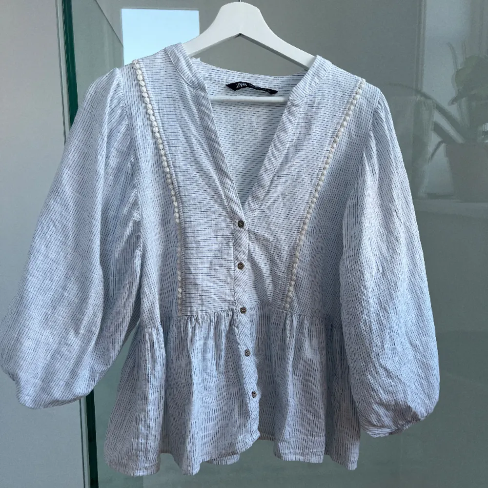 Blå vit randig blus, använd ca 2-5 gånger! Bra skick⭐️ Köpt för 360 kr från Zara! . Blusar.