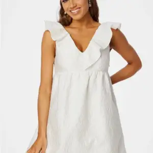 Jätte fin vit klänning. Perfekt till studenten eller konfirmationen!! Helt ny, aldrig använt och prislappen är kvar. Nypris 800kr