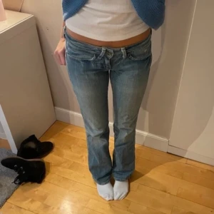 Lågmidjade wrangler jeans - Super snygga lågmidjade Wrangler jeans i den perfekta färgen🥰skriv för fler frågor om ni undrar något. 