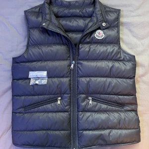 Moncler gui - En Moncler Gui i storlek xs. Den är i nyskick och har bara knappar kvar. Hör av er vid frågor eller flera bilder 😁