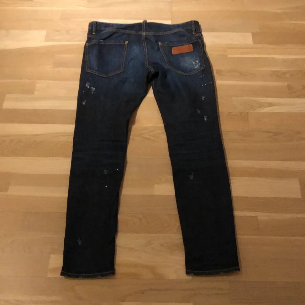 Jag säljer dessa sjukt snygga Dsquared 2 jeans slim för ändast 350kr. Skick 10/10 eftersom de är knappt använda. Hör av er vid minsta frågor och funderingar🤝. Jeans & Byxor.