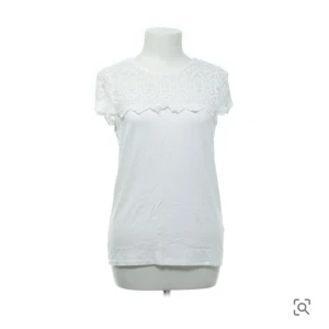 spets t-shirt - INTRESSEKOLL!! kollar nu om det finns något intresse för denna tröja och vad man kan tänka sig köpa den för. Köpt på Sellpy, men minns inte för hur mycket💕(bilder från sellpy)
