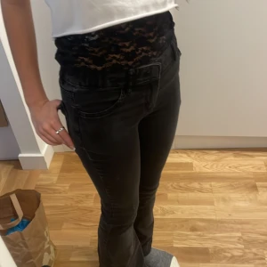 Jeans vintage  - Jättefina svarta jeans💘storlek 146 men passar mig som är 159💘