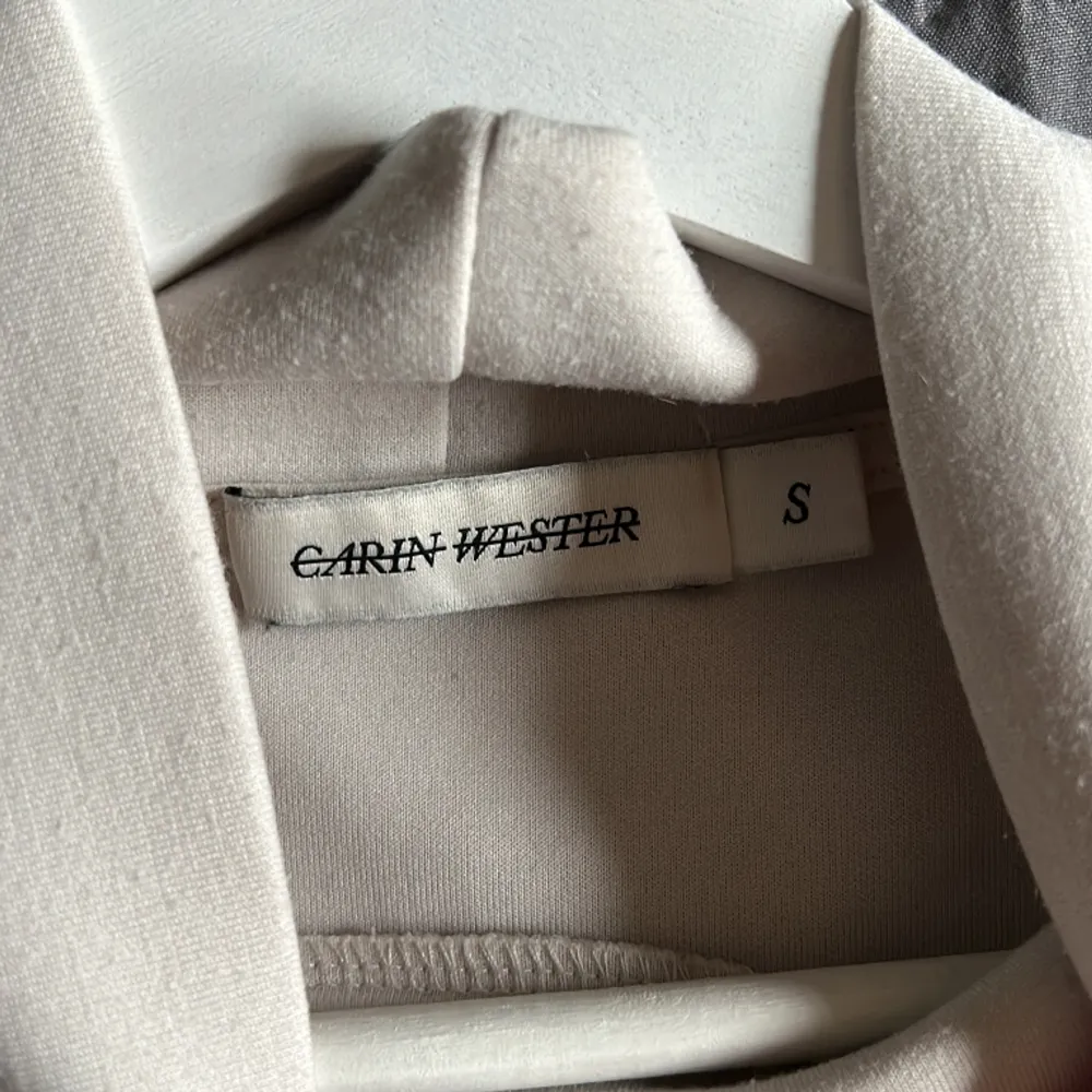 Superfin trekvartsärmad tröja från Carin Wester. I fint skick använd få gånger. Nypris 499kr💓. Tröjor & Koftor.
