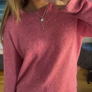 Rosa stickad tröja - Säljer min rosa stickade tröja från vero Moda då jag inte gillar hur den sitter längre🩷 använd men inga defekter🩷 bra skick🩷 180kr+frakt🩷