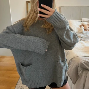 Stickaf tröja - Så fin stickad tröja från Carin wester i Stl M🩷 super fina fickor som detalj på tröjan🥰