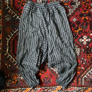 haremsbyxor  - sköna svart och vit randiga haremsbyxor. står ingen storlek men passar nog allt från xs-m