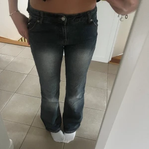 Lågmidjade bootcut jeans - Såå coola lågmidjade bootcut jeans från Samba. P🥰 Midjemått runt om är 76, midjemått rakt över är 38, innerbensmått är 84 och ytterbensmåttet är 106 cm☺️