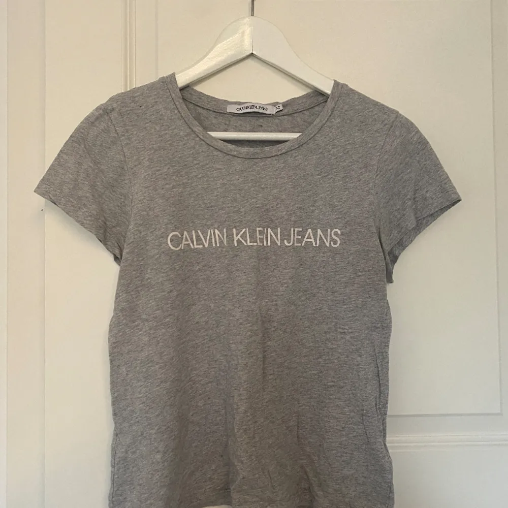 Säljer nu min gråa Calvin Klein t-shirt. Inga defekter. Nypris 299kr säljer för 50kr. Figursydd XS men passar även en S. T-shirts.
