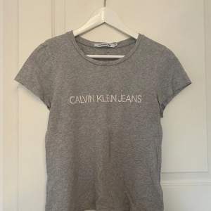 Säljer nu min gråa Calvin Klein t-shirt. Inga defekter. Nypris 299kr säljer för 50kr. Figursydd XS men passar även en S