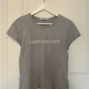 Calvin Klein t-shirt - Säljer nu min gråa Calvin Klein t-shirt. Inga defekter. Nypris 299kr säljer för 50kr. Figursydd XS men passar även en S