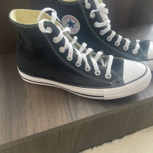 Converse All Star - Säljer mina Converse i storlek 41 då dom inte passar mig Helt oanvända  Har tyvärr ingen kartong kvar  Pris kan diskuteras