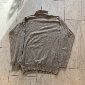 Kashmir turtleneck - Säljer en kashmir tröja i storlek L, knappt använd. Okänt varumärke.