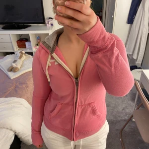 Rosa zip hoodie - Superfin rosa zip hoodie från Abercrombie & Fitch. Säljes i befintligt skick