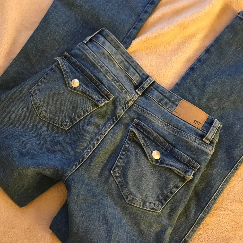 Jeans med fickor med knappar bak från lager 157. I nyskick! Köpte för 400. Använda 1 gång endast. Stl Xs/Short passar mig som är 158cm och vanligtvis har s/34 i jeans💕. Jeans & Byxor.