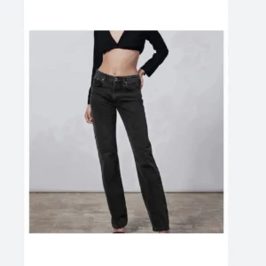 Zara mid rise jeans - Lånade bilder! Skriv för egna! Säljer mina svarta mid rise jeans som är slutsålda! Det är strl 38 men passat nog mer 32,34,36! De är andvända men inte alls mycket, och i väldigt bra skick! 399 nypris, mitt pris 180!🥰
