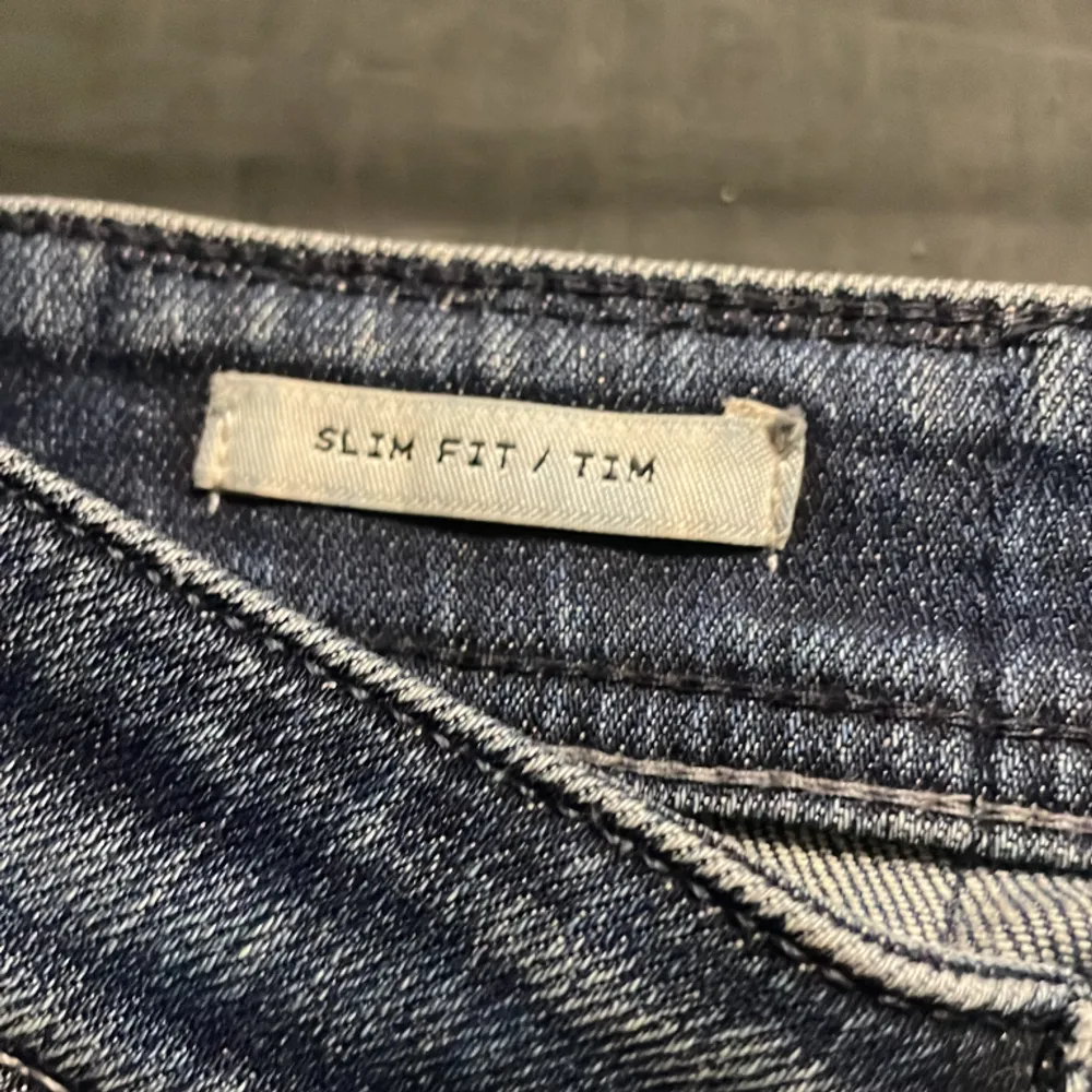 Säljer mina 2 st par Jack & Jones intelligence jeans då dem har blivit för små för mig. Ny pris på dessa är 750 kr per par och jag säljer båda för 1000, jeansen är i ett välldigt bra skick. Byxorna är i storlek W28 L32, och W29 L32. Dm för mer bilder. Jeans & Byxor.