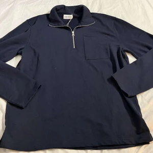 East West Fin Tröja - Storlek L. Aldrig använt den då den var lite för stor enligt mig. Den har till och med lappen kvar. Köparen står för frakten. Priset kan diskuteras vid snabb affär.