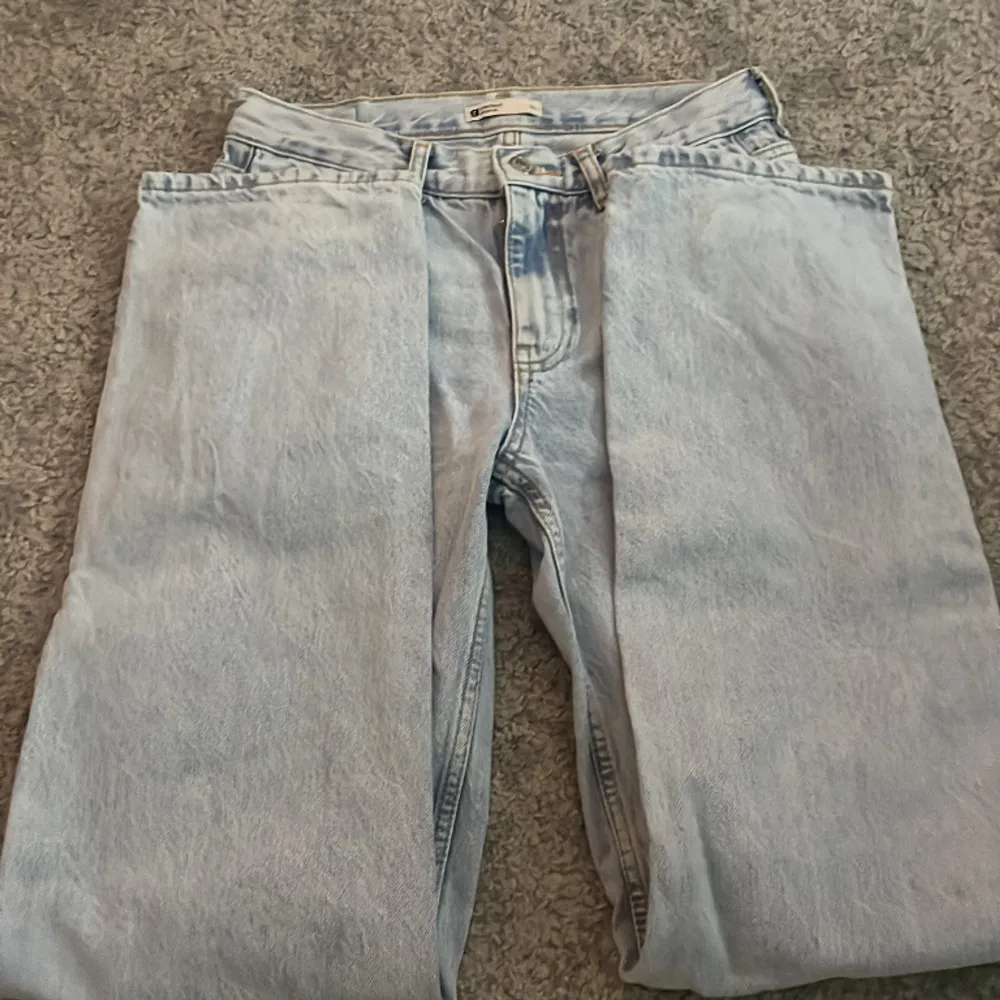 Säljer de här as snygga mid waist straight jeansen från Gina!💘 De är i storlek 32 och kostar 500kr nya, säljer pga kommer inte till användning, skriv för fler bilder och använd gärna köp nu!!❤️. Jeans & Byxor.