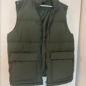 Väst - Säljer denna sjukt snygga väst från lager 157 som aldrig är använt (utan tagg)  