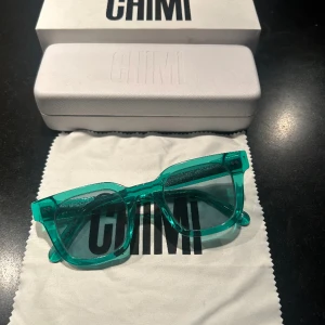 Chimi 04 aqua  - Säljer ett par väldigt unika par chimis i färgen aqua. Box putsduk och solglasögon påse medföljer. Cond 9/10  Nypris- 130€ mitt pris 349kr, Hör av dig vid eventuella funderingar/ pris går att diskuteras