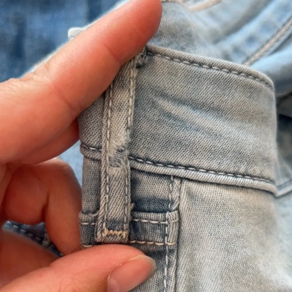 Ljusa jeans från Hollister i fint skick. Lite slitna i en av hylsorna (se bild). W27 L31. Jeans & Byxor.