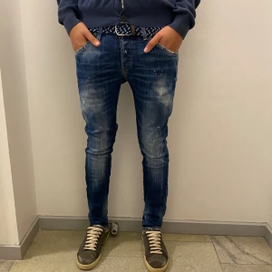 Ripped jack and Jones jeans  - Säljer ett par feta slimfit jack and Jones ripped jeans i modell slim glenn. Riktig dondup känsla på dessa jeansen! Modellen är 185cm och väger 70kg! Säljs inte längre i butik eller online! För fler frågor skicka iväg ett meddelande!💥🤝