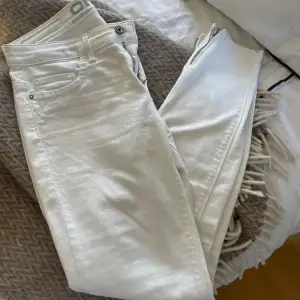 Vita tajta jeans ankle lenght från only 💛💛 jeansen har nån liten fläck men den syns knappt därför priset 🤩 annars är byxorna i gott skick 💜 storlek 26/32