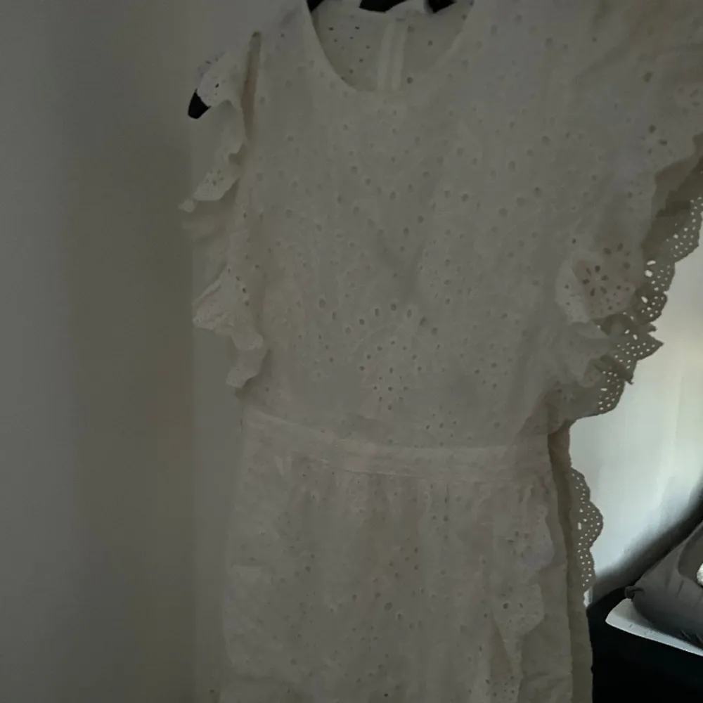 Super gullig vit klänning som endast är använd ungefär 3 ggr🤍🤍köpt utomlands.. Klänningar.