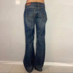 Vintage low waist bootcut jeans från Tommy Hilfiger! Jättebra skick, inga defekter! Midja: 37cm, innerben: 78cm 💗 har fler jeans och byxor i min profil!!