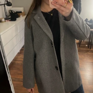 ZARA kappa - En klassisk grå kappa ifrån Zara, säljer för 350kr. Tveka inte på att skriva privat om du har frågor!😚💕
