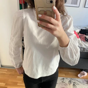 Tröja - Gullig tröja med fina ärmar. Endast använd några gånger, är i väldigt bra skick💗