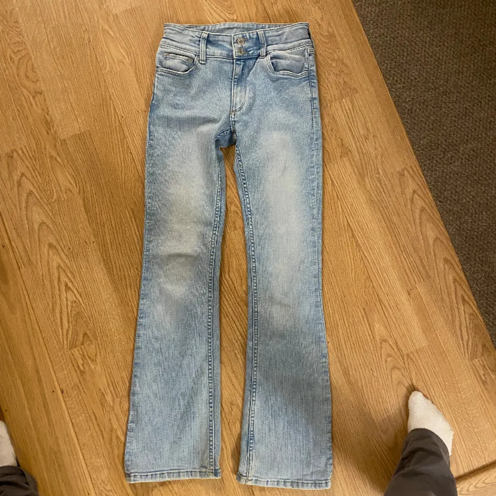 slutsålda jeans låg midja  ljusblåa nyskick . Jeans & Byxor.