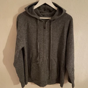 Kashmir Hoodie - Tja säljer denna asfeta gråa Kashmir Hoodien! Den är i ett nytt skick, och passar perfekt till alla årstider🌟Storlek: L (passar mer som M)💫 Pris: 799🤙 Jag är 186cm/75kg👍Hör av er i DM vid frågor/fler bilder🤘