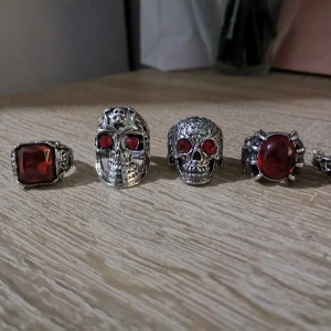 Ringar - Silver ringar med röda kristaller, gjort av silver & koppar. Kontakta mig vid frågor angående storleken. 20kr/st, vid köp av fler 15kr/st. Köparen står för frakten.