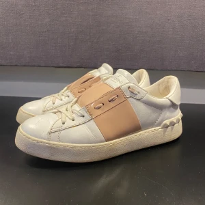 Valentino Skor - Hej! Säljer nu mina skor från märket Valentino , Storlek 36 fint skick. Tveka inte på att höra av dig om du har frågor eller funderingar kring varan! 