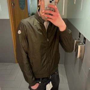 Moncler jacka (VÅRJACKA) - Jackan är i storlek L. Jackan är i grymt skick. Jackan är givetvis äkta. Kvitto finns även!  Jackan passar även folk som bär storlek M!
