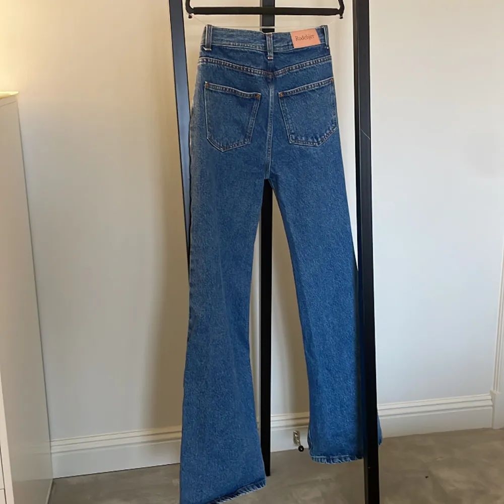 Otroligt snygga rodebjer jeans använda en gång så det är i otroligt fint skick. Använder dom inte då dem inte riktigt är min stil 💕. Jeans & Byxor.