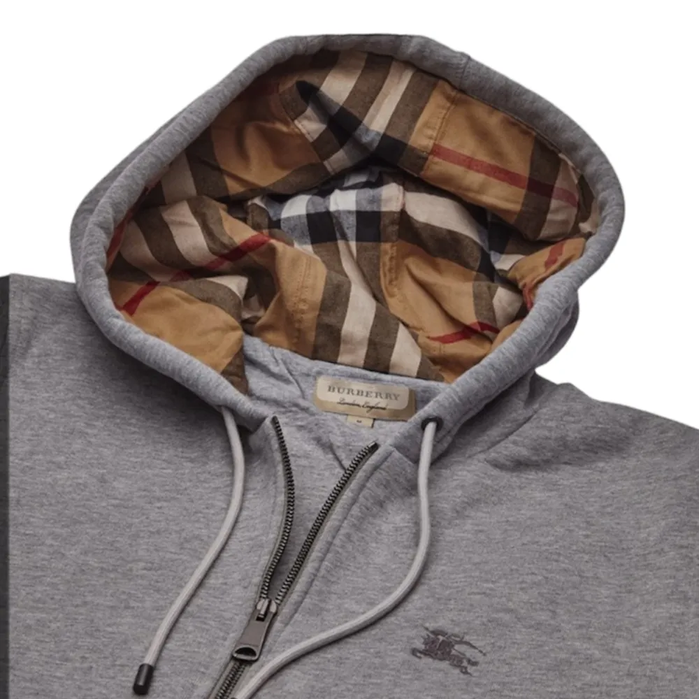 Här är en fräsch och ny Burberry hoodie som knappt är använd, kvaliteten är 9,5/10 för att den är bara lite använd. Färgen är grå och storleken på den är L. Hör av dig vid frågar angående hoodien men även om du vill sälja dina kläder till oss. Tack!. Hoodies.