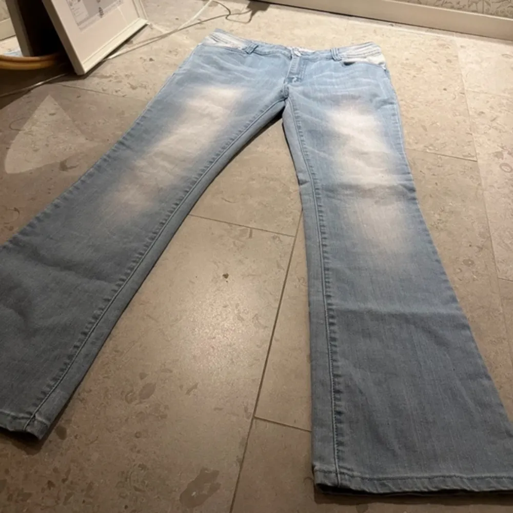Säljer dessa jätte snygga jeans för att de tyvärr är lite för korta enligt mig (är 177). De är i ett jätte bra skick! Säljer och fraktar så fort jag kan💕💕. Jeans & Byxor.