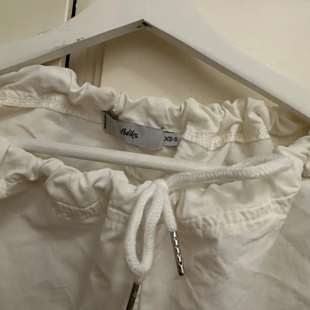 Snygga vita balloon pants i nylon från Adika. Dom är oversized men går att justera med resårband. Oanvända.. Farkut & Housut.