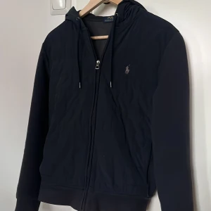 Ralph Lauren Cardigan - Säljer min riktigt snygga ralph lauren cardigan som är köpt för 2799kr förra året. Den är storlek S och perfekt nu till våren! Sparsamt använd och väldigt bra skick. 