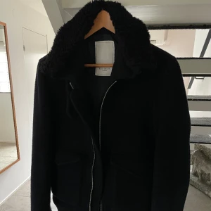 Les deux jacka - Säljer denna sjukt snygga Les deux jacka som är perfekt inför våren! Den säljs pga jag har växt ur den men den är fortfarande i väldigt fint skick! Strlk S men är stor i storleken. Pris kan diskuteras vid snabb affär🤝