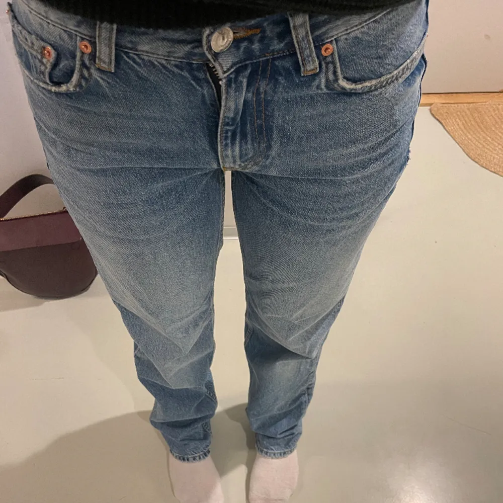Blå low waist jeans från Gina tricot, använda 2-3 gånger så i fint skick. Storlek 32 💕. Jeans & Byxor.