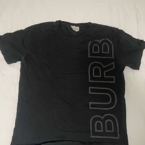 Burberry T-shirt  - Kommer med qr Kode 