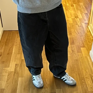 Barrel jeans - Barrel jeans med W32, de är dock inte så långa i längden då barrel jeans brukar ha den där ”ballong” formen.